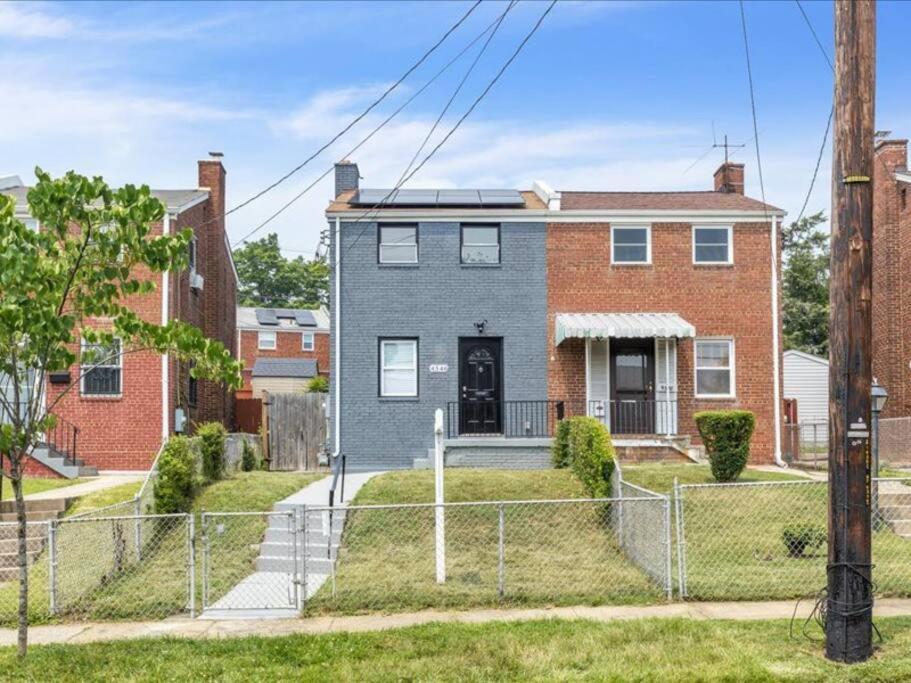 Quaint 3/2.5 Home In Fort Dupont ワシントン エクステリア 写真