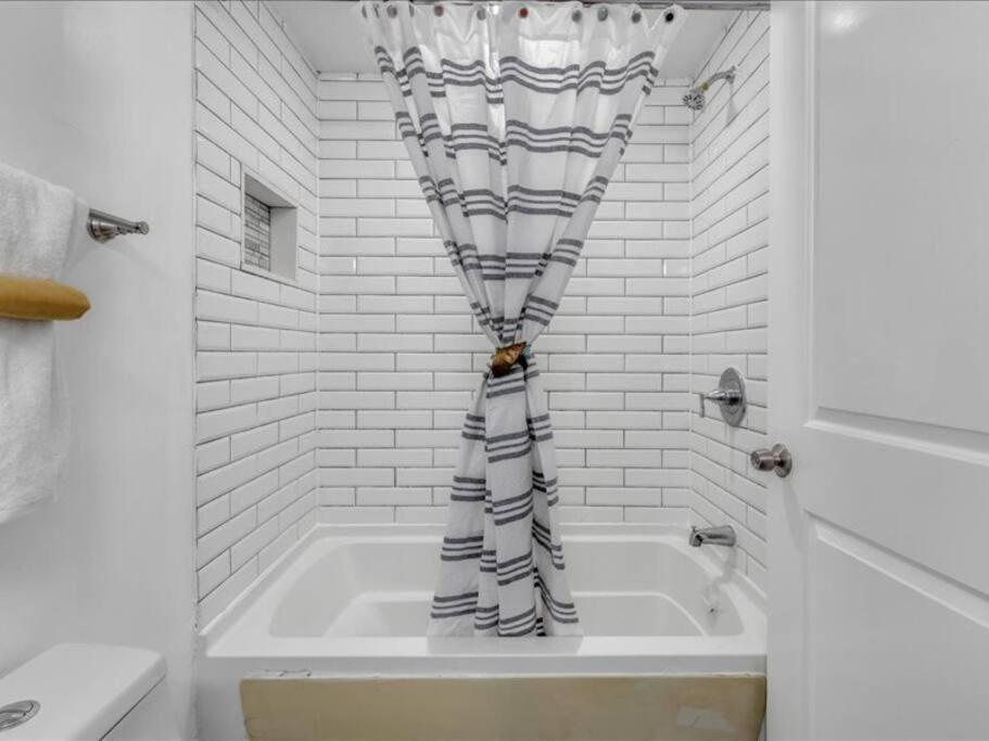 Quaint 3/2.5 Home In Fort Dupont ワシントン エクステリア 写真
